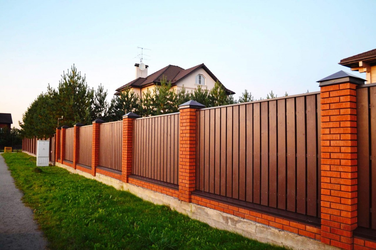 Строительство заборов в московской области. Красивый забор. Красивый бюджетный забор. Забор в частном доме. Бюджетный забор для частного.